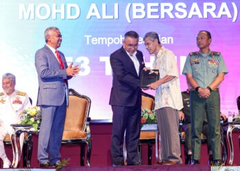 ADLY Zahari (tengah) menyerahkan Anugerah Anggota Terlama kepada Leftenan Kolonel (B) Mohd Yunos Mohd Ali (dua kanan) pada Majlis Perasmian Mesyuarat Agung Tahunan Koperasi Tentera (KT) ke-60 di Wisma Perwira di sini hari ini. - UTUSAN/FARIZ RUSADIO