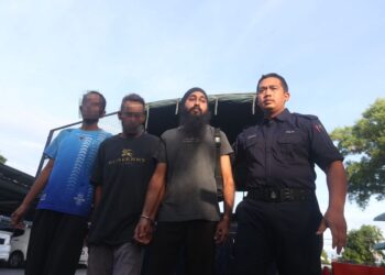 ISHVHERR Singh Jagjit Singh (dua kanan) dibawa untuk pendakwaan mengedar dadah jenis kanabis di Mahkamah Majistret Jitra, Kubang Pasu, hari ini.