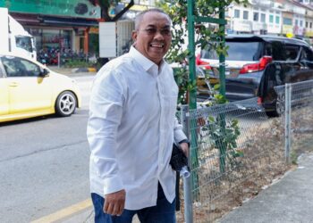 MUHAMMAD Sanusi Md. Nor ketika ditemui selepas mesyuarat pengagihan kerusi PN bagi Pilihan Raya Negeri (PRN) Johor, di Ibu Pejabat PAS, di sini hari ini. - UTUSAN/SHIDDIEQIIN ZON