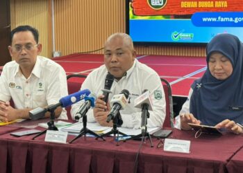 FAISAL Iswardi Ismail (tengah) bercakap pada Program Sesi Libat Urus Bersama Pengamal Media Berkaitan Pemasaran Durian FAMA di Dewan Bunga Raya, Ibu Pejabat FAMA, Selayang, hari ini.