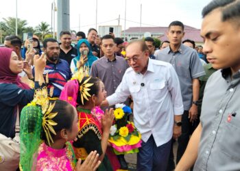 ANWAR Ibrahim menyantuni orang ramai pada Program Madani Kita bersama Kawasan Rukun Tetangga (KRT) di Dataran Segamat dan Program Jom Makan Durian di Taman Yayasan, di sini hari ini.