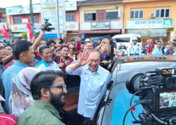 PERDANA Menteri, Datuk Seri Anwar Ibrahim diraikan seramai lebih 2,000 penduduk ketika menghadiri Program Madani Kita dan Jom Makan Durian di Dataran Segamat dan Taman Yayasan, Segamat.