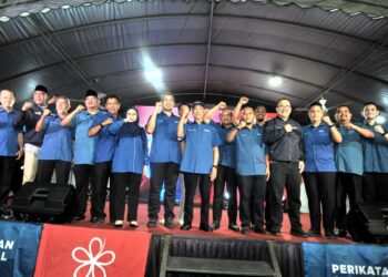 MUHYIDDIN Yassin bergambar bersama calon Bersatu sempena Majlis Pengumuman Calon PRN Johor di Pagoh, Muar disini. - UTUSAN/RAJA JAAFAR ALI.