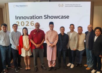 ZAIRIL Khir Johari (lima dari kiri) bergambar kenangan pada majlis The Hatchere Innovation Showcase 2026 di George Town, Pulau Pinang hari ini.-UTUSAN/DANIAL SAAD