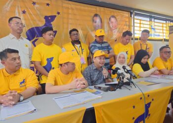 RAFIZI Ramli (duduk tengah) dan Nik Nazmi (duduk dua kiri) semasa sidang akhbar bersama calon-calon Bersama yang bertanding pada PRN Johor ke-16 di Taman Sri Tebrau, Johor Bahru, Johor hari ini.