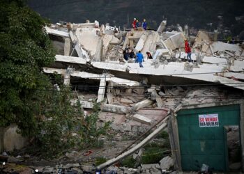 ANGGOTA penyelamat mencari mangsa gempa bumi di Los Corales. - AFP