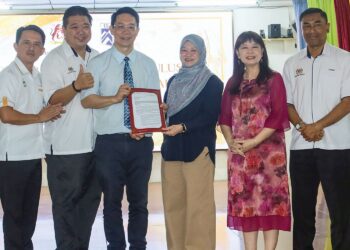 FADHLINA Sidek (tiga dari kanan) menyerahkan surat kelulusan pembinaan kepada Pengerusi Lembaga
Pengelola SJKC Heng Ee, Tan Sri Alex Ooi (tiga dari kiri) pada majlis penyerahan surat kelulusan pembinaan
bangunan baharu SJKC Heng Ee di George Town, Pulau Pinang semalam. – MINGGUAN/DANIAL SAAD