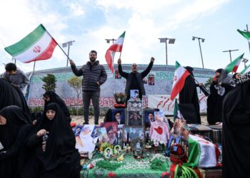 BEBERAPA penduduk mengibarkan bendera Iran di Dataran Revolusi, Teheran. - AFP