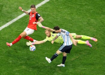 Kapten Argentina, Lionel Messi (kiri) melepaskan rembatan sambil diasak pertahanan Austria, Marco Friedl dalam aksi Kumpulan J Piala Dunia 2026 di Stadium Dallas, Arlington, Texas awal pagi tadi. - AFP