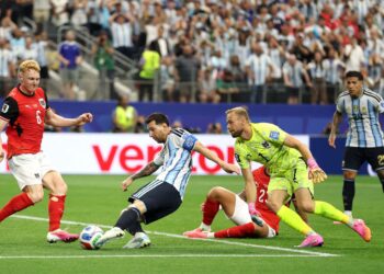 MESSI meraikan gol keduanya ketika membantu Argentina menewaskan Austria 2-0 sekali gus memecahkan rekod penjaring terbanyak sepanjang zaman Piala Dunia dengan 18 gol pada aksi Kumpulan J di Stadium Dallas, Arlington semalam. – AFP