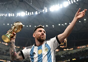 Lionel Messi bergambar dengan trofi Piala Dunia selepas Argentina menewaskan Perancis pada perlawanan akhir Piala Dunia 2022 di Stadium Lusail, Qatar. – AFP