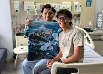MOHAMMAD Nazril Hafiz Saidatul Nizam (kiri) selepas menjalani pembedahan di sebuah hospital swasta di Nepal pada 2 Jun lalu.
