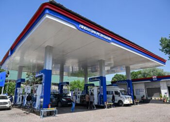 BEKALAN petrol akan mengalami gangguan selama berbulan-bulan untuk pulih. - AFP