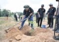 Manndzri Nasib turut menanam sendiri pokok getah di Ladang UCAM sebagai simbolik sokongan penuh terhadap projek rintis Program TGBB.