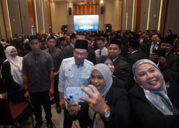 ANWAR Ibrahim beramah mesra dengan peserta pada Majlis Perasmian Syarie 2026 Putrajaya. - UTUSAN/FAISOL MUSTAFA