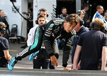 GEORGE Russell kelihatan kecewa ketika perlumbaan Grand Prix Monaco dihentikan sementara di Litar Jalan Raya Monaco, semalam. - AFP