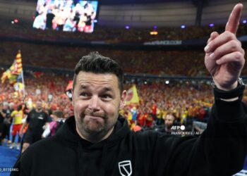 Pierre Sage meraikan kejayaan Lens menjulang trofi Piala Perancis buat kali pertama dalam sejarah kelab selepas menewaskan Nice pada aksi final di Stade de France, Saint-Denis, Mei lalu, pencapaian yang membuka jalan buat pengendali dari Perancis itu dilantik sebagai pengurus baharu Crystal Palace. – AFP