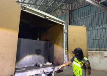 PENGUAT kuasa KPDN memeriksa van yang menempatkan tangki diesel ketika serbuan di Taman IKS Paya Rumput, Melaka.