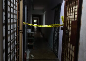 BAU busuk yang disangka ikan pekasam, rupa-rupanya datang daripada mayat seorang wanita yang disimpan di dalam bagasi di sebuah unit kediaman di flat Taman Impian Indah di sini, hari ini.