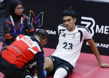 Mohammad Syahir Mohd. Rosdi mengalami kecederaan ketika menentang Jepun pada peringkat suku akhir Kejohanan Piala Dunia Sepaktakraw TM ISTAF 2026 di Kuala Lumpur, baru-baru ini. - UTUSAN/SHIDDIEQIIN ZON