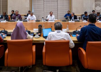 ANWAR Ibrahim sewaktu mempengerusikan mesyuarat Majlis Ekonomi Bumiputera Bil.2 di Putrajaya. sumber- FB Anwar Ibrahim