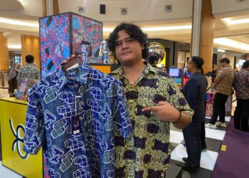 Syazwan Asyraf menunjukkan Koleksi Kapten Batik x Tetris Siri Masterpiece semasa majlis pelancaran di sini, hari ini.