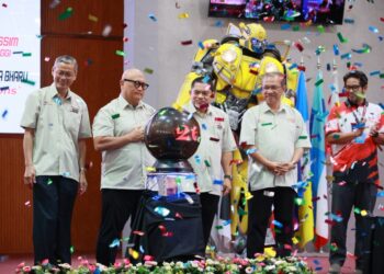 AMINUDDIN Hassim (tiga dari kiri) menyempurnakan gimik perasmian pada Majlis Penutup 19th Malaysia FIRA Cup 2026 Politeknik Kota Bharu, Kok Lanas, Kelantan. - UTUSAN/ROSMIZAN RESDI