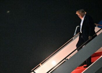 DONALD Trump turun dari pesawat rasminya di Pangkalan Bersama Andrews, Maryland hari ini. - AFP