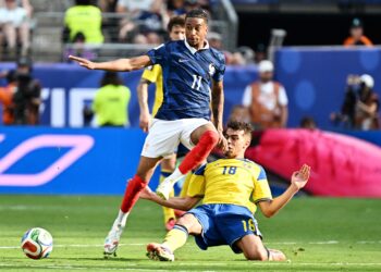 Michael Olise diasak pemain tengah Sweden, Yasin Ayari dalam aksi pusingan 32 terbaik Piala Dunia 2026, semalam.-AFP