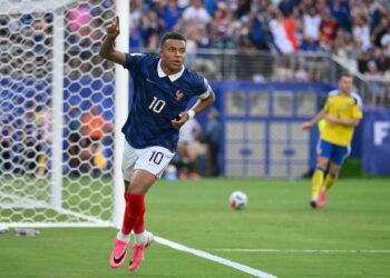 DUA Gol penyerang Perancis, Kylian Mbappe pastikan skuad Les Blues mara ke peringkat 16 terbaik Piala Dunia 2026 selepas membenam Sweden 3-0 dalam aksi di Stadium New Jersey, awal pagi tadi-AFP