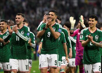 PEMAIN Mexico meraikan kejayaan mara ke peringkat 16 terbaik selepas membenam Ecuador 2-0 di Mexico City sebentar tadi-AFP