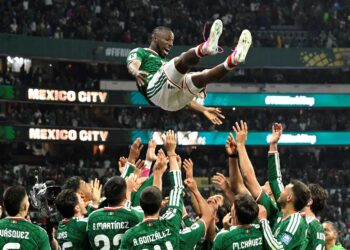 PEMAIN Mexico menjulang Julian Quinones selepas mempamerkan aksi cemerlang di Piala Dunia 2026.-AFP