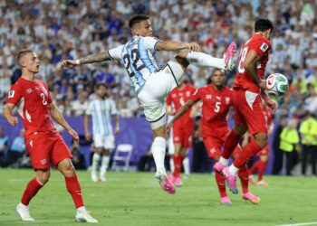 PENYERANG Argentina, Lautaro Martinez (kiri) diasak pertahanan Switzerland, Eray Coemert sambil diperhatikan Miro Muheim pada aksi suku akhir Piala Dunia 2026 di Stadium Arrowhead, Kansas City- AFP