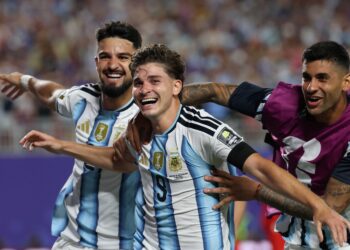 PENYERANG Argentina, Julian Alvarez (tengah) meraikan jaringan pada aksi suku akhir Piala Dunia menentang Switzerland di Kansas City, semalam-AFP