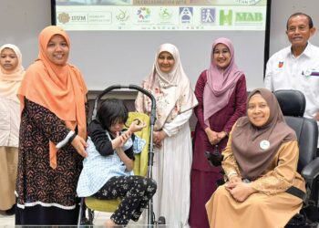 A’isyah Hanna Fauzi bersama ibunya (kiri) pada Sambutan Hari Pekak Buta Sedunia 2026 Peringkat Kebangsaan di Gombak,  baru-baru ini. 
– UTUSAN/MUHAMMAD AKMAL ZUHDI