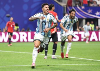 ENZO Fernandez muncul wira apabila menanduk masuk gol kemenangan pada masa kecederaan ketika Argentina menewaskan mesir 3-2 di pusingan 16 Piala Dunia 2026.- AFP