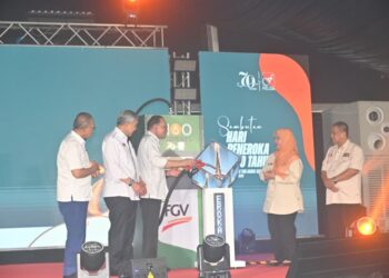 ANWAR Ibrahim menyempurnakan gimik perasmian Sambutan Hari Peneroka 2026 dan 70 Tahun Felda di Stadium Tun Abdul Razak, Bandar Pusat Jengka di Maran, Pahang. - UTUSAN/SHAIKH AHMAD RAZIF