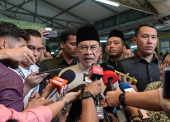 Perdana Menteri, Datuk Seri Anwar Ibrahim ketika ditemui pemberita selepas menunaikan solat jumaat di Masjid As-Sodiqin, Taman Kobena di sini, hari ini. - UTUSAN/SYAKIR RADIN