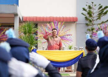 TUANKU Syed Faizuddin Putra Jamalullail menyempurnakan perasmian Hari Anugerah Kecemerlangan SMK Dato' Sheikh Ahmad Kali Ke-49 2026 di Arau.-UTUSAN