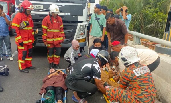 Warga emas kemalangan lori kontena