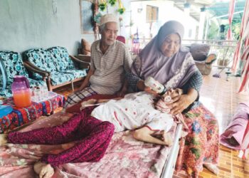 HALIMAH Said dan Mat Ail Mamat menjaga Rosnani yang terlantar sejak 41 tahun lalu di Kampung Baru Tok Dor, Besut, Terengganu.