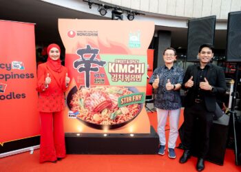 ANTONIO Jo (dua, kanan) bersama duta NONGSHIM Malaysia, penyanyi Wany Hasrita dan Khai Bahar, semasa majlis pelancaran NONGSHIM SHIN Ramyun Stir Fry Kimchi di Kuala Lumpur, semalam.