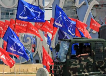 KEMPEN perang bendera parti di bulatan PD Sunggala Gateway mewarnai suasana Pilihan Raya Negeri (PRN) Negeri Sembilan.- UTUSAN/ MOHD SHAHJEHAN MAAMIN