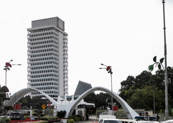 KEDUDUKAN bahasa Melayu terus diperkukuh melalui Perlembagaan Persekutuan serta pelbagai dasar negara.