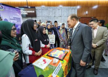ANWAR Ibrahim melawat pameran ketika hadir pada Perjumpaan Perdana Menteri Bersama Warga Kementerian Pendidikan di Putrajaya, semalam.  – UTUSAN/FAISOL MUSTAFA