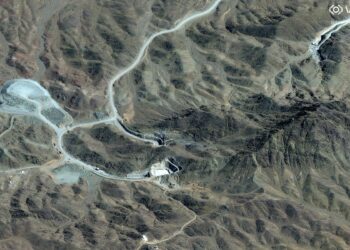 IMEJ  satelit edaran yang disediakan oleh Vantor menunjukkan pemandangan keseluruhan kompleks  terowong  Gunung Pickaxe yang terletak bersebelahan Kemudahan Nuklear Natanz, di wilayah Isfahan. - AFP