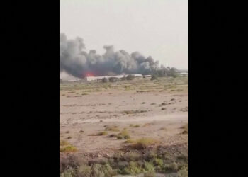 ASAP tebal menjulang akibat serangan Iran di Abdali, di sempadan utara Kuwait kelmarin. - AFP