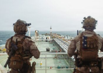 GAMBAR edaran CENTCOM menunjukkan anggota Kor Marin AS menjalankan pemeriksaan pengesahan di atas kapal tangki M/T Wen Yao di Teluk Oman.- AFP