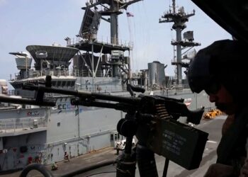 TANGKAP layar video dikeluarkan Markas Pusat Amerika Syarikat (CENTCOM) menunjukkan operasi menguatkuasakan sekatan maritim terhadap Iran.- AFP