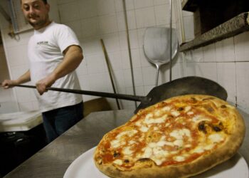 Piza amat terkenal di Naples dan pengambilan secara berlebihan akan menyebabkan obesiti. - AFP